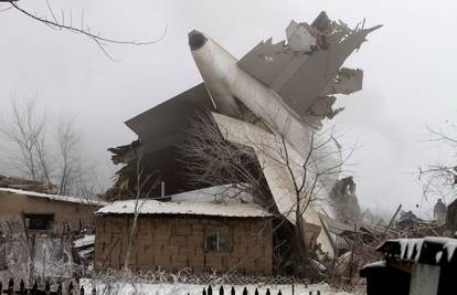 Zrakoplov je pao na selo u Kirgistanu, poginulo 37 ljudi