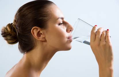 Čaša tople vode pomaže kod probave, mršavljenja i prehlade