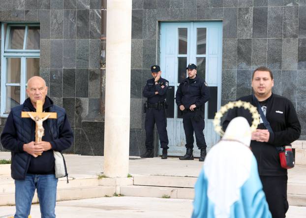 Šibenik: Molitelji krunice ispred Gradske uprave