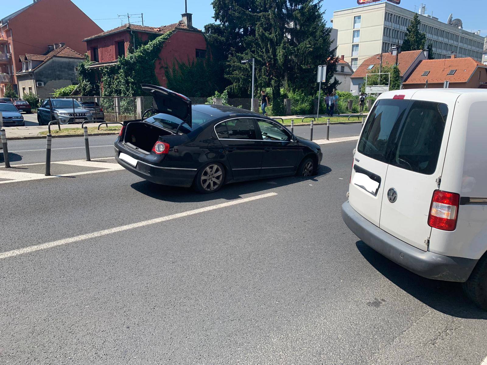 Vukovarska ulica u Zagrebu: Auto pao u rupetinu na cesti!