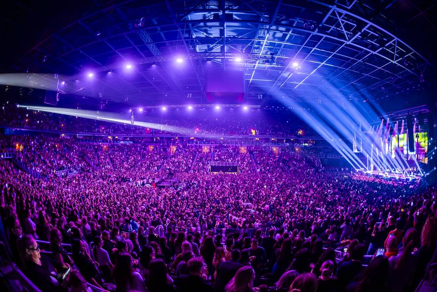 Severina pred punom Arenom podržala Dijanu Hrku: 'Štrajka glađu jer traži istinu i pravdu'