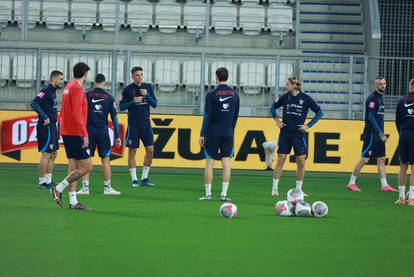 FOTO 'Vatreni' odradili trening pod reflektorima Opus Arene, Petković je trenirao odvojeno...