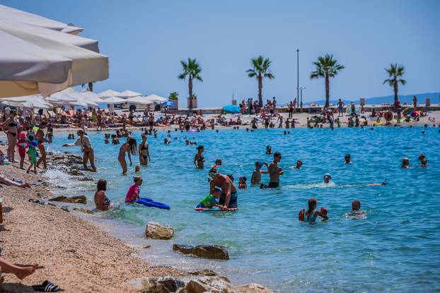 Gužva na splitskoj plaži Kasjuni podno Marjana