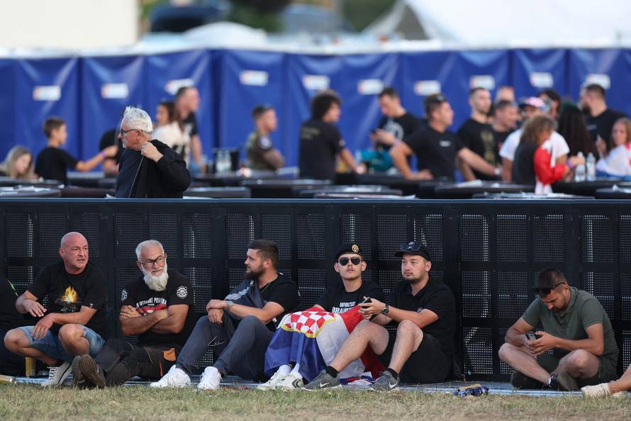 Sinj: Thompsonovi obožavatelji čekaju početak koncerta na hipodromu