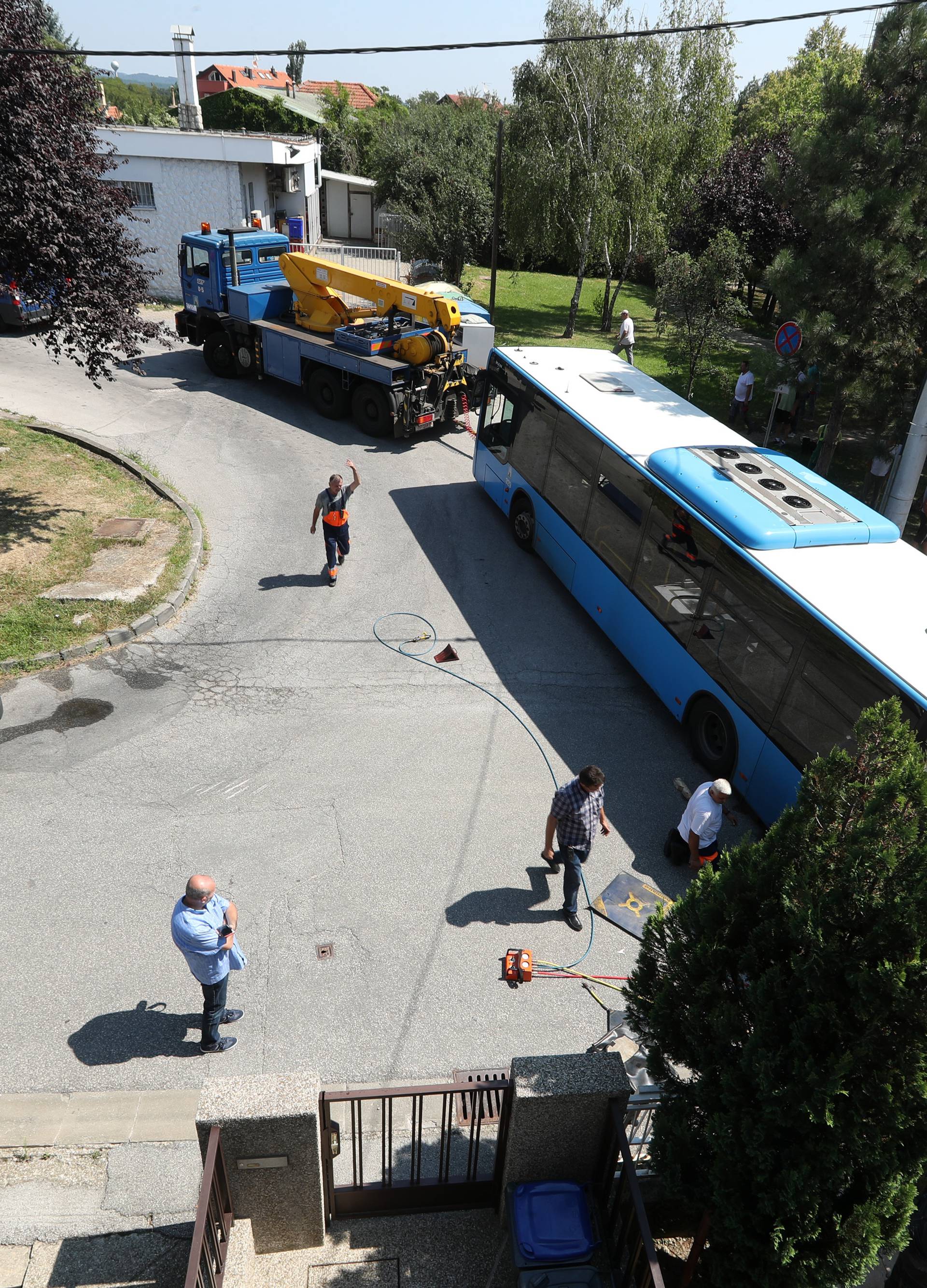 Zagreb: Autobus ZET-a nakon proklizavanja udario u obiteljsku kuÄu