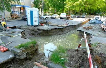 VIDEO Dio Novog Zagreba bio bez vode: 'Ovako nije bilo ni za vrijeme Tita. Pa sve okolo pliva'