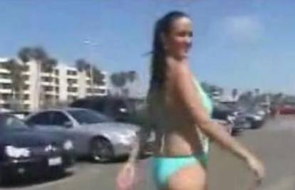 Pornozvijezda 'prošetala' svoj novi kupaći kostim