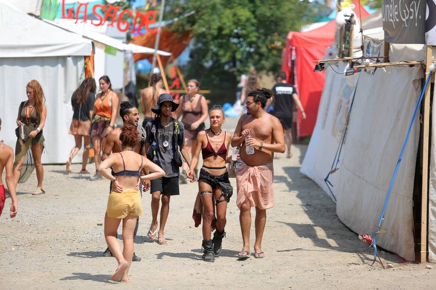 Gole grudi i psihodelija: Počeo Momento Demento na Mrežnici