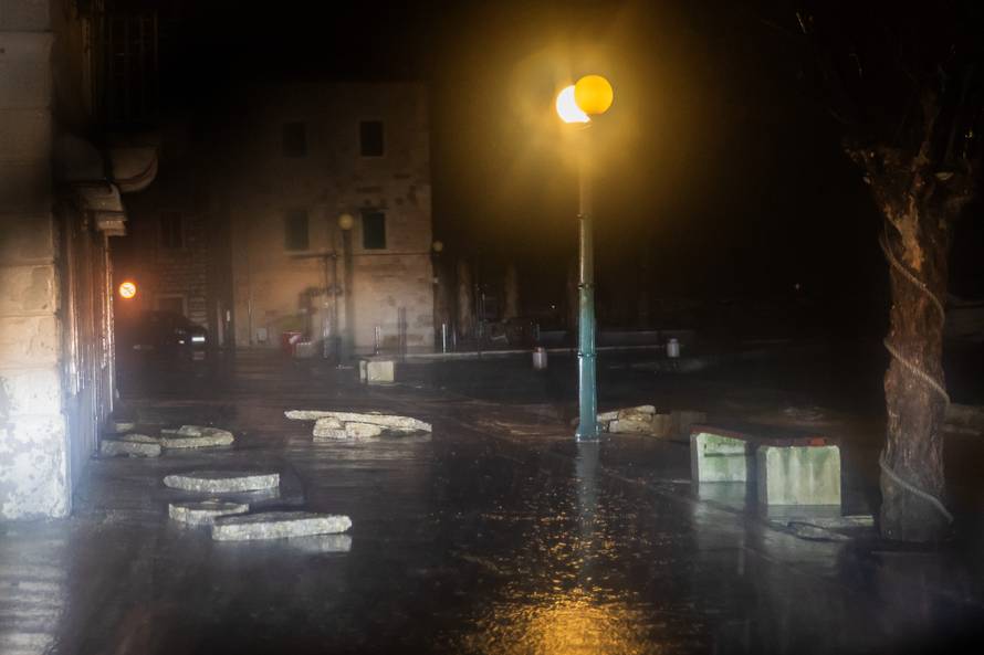Kaštela: Ciklonalna plima poplavila rivu i okolne ulice