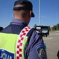 Odbio alkotest i udario policajca na Bra&ccaron;u, pomagala i suputnica.  Dobili su papreni sprej i lisice