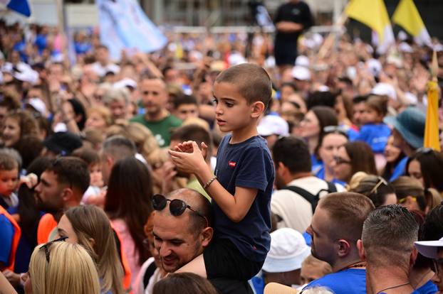 Zagreb: Dolazak hodočasnika Antunovskog hoda na Trg bana Josipa Jelačića