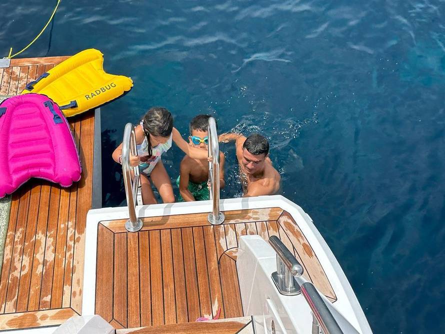 Voli me, ne voli me! Georgina se pohvalila sretnom obitelji, a čak je i Ronaldo imao veliki osmijeh