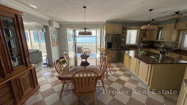 FOTO Iz kuće u more! Ova vila prvi red do mora ima konobu i vinoteku, a evo koliko košta