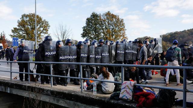 Migrants at the Maljevac border crossing between Bosnia and Croatia