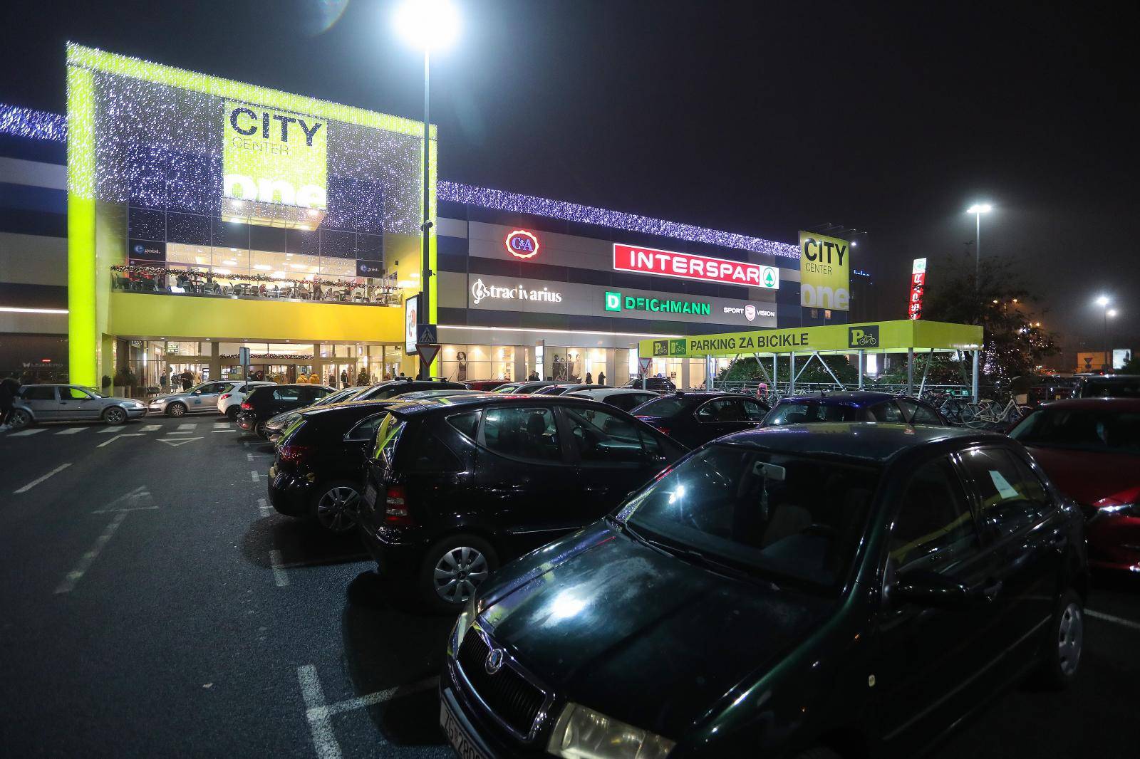 Gužve ispred zagrebačkih trgovačkih centara zbog Black Fridayja