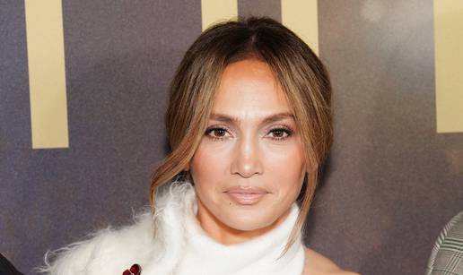 Ajme! Jennifer Lopez 'izbacila' duboki dekolte u mini haljini