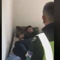 Policija BiH i migranti:  'Diži se bolan.  Ti k'o da si u svojoj kući'