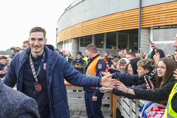 Do?ek bron?anih rukometaša Raužana i Kuzmanovi?a u Brckovljanima