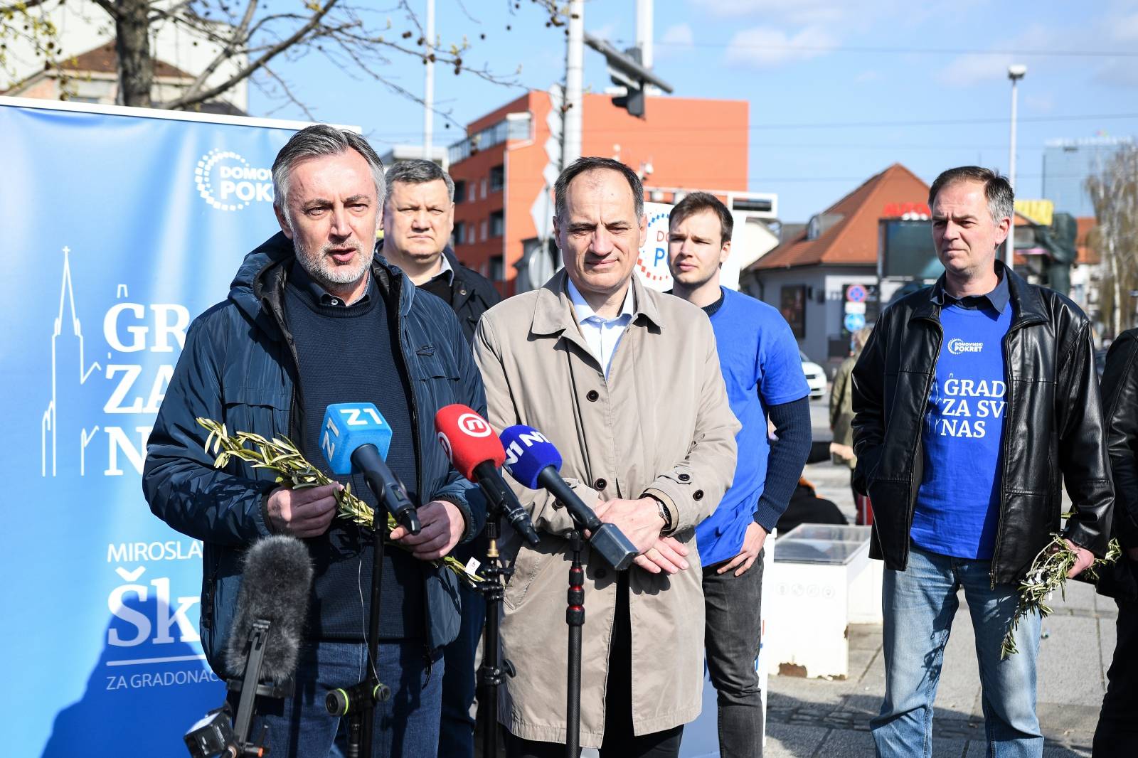 Zagreb: Miroslav Škoro građanima dijelio maslinove grančice