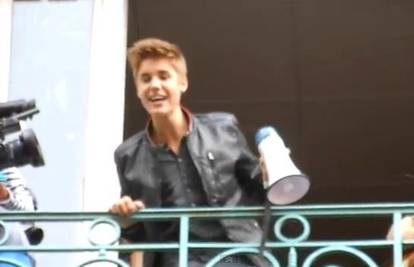 Obožavateljice blokirale ulicu, a Bieber im je pjevao s balkona