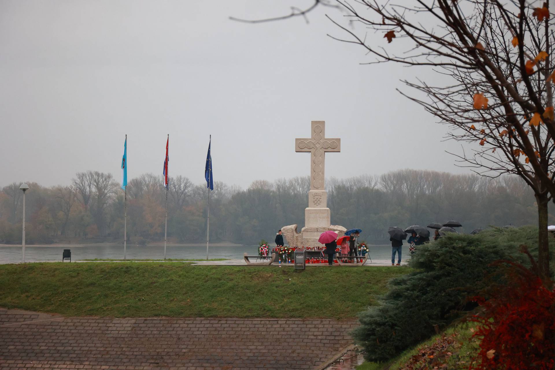 Vukovar: Okupljanje građana prije početka kolone sjećanja povodom obilježavanja Dana sjećanja na žrtve Domovinskog rata i Dana sjećanja na žrtvu Vukovara i Škabrnje 