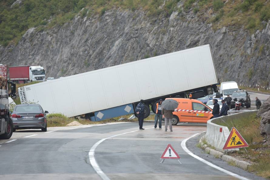 Ostao je visjeti nad ponorom: Kamion sletio sa skliske ceste