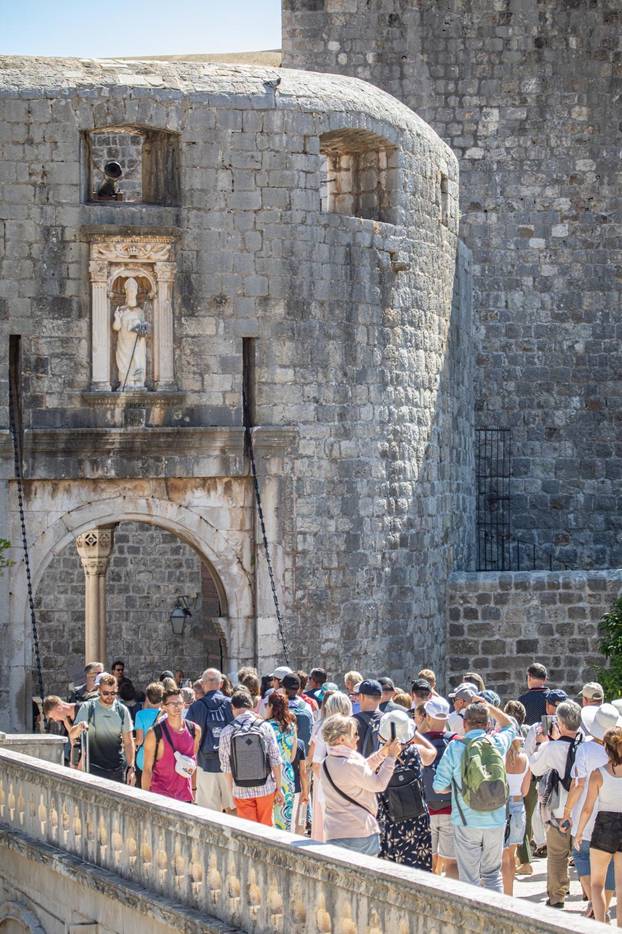 Turisti u obilasku stare jezgre Dubrovnika
