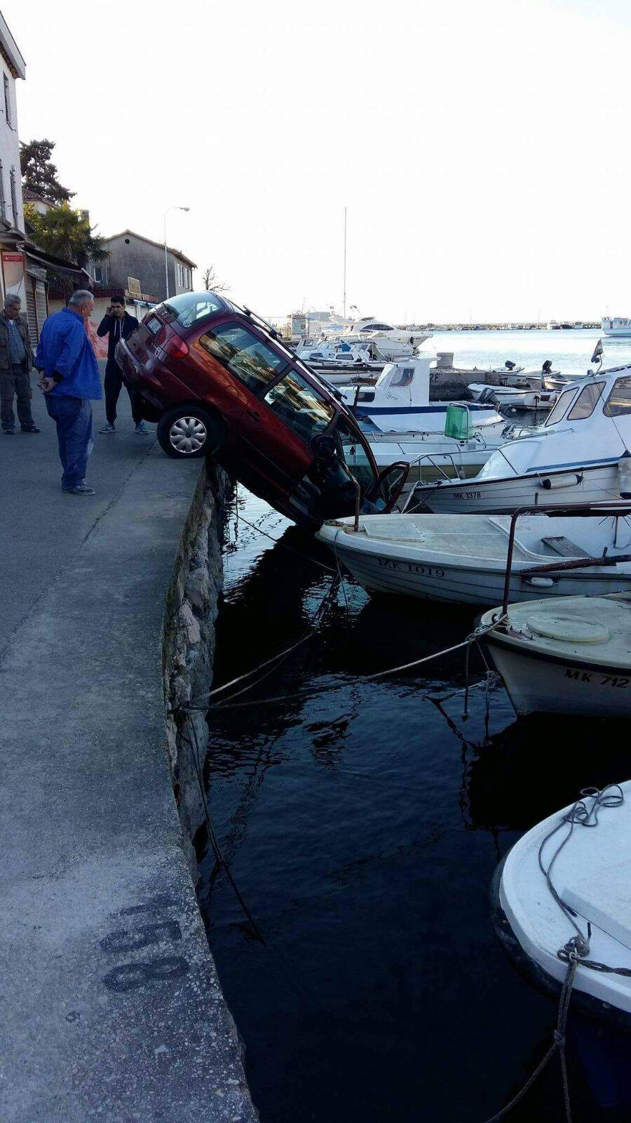 Popustila kočnica:  Auto sletio u more na Krku i  oštetio barku