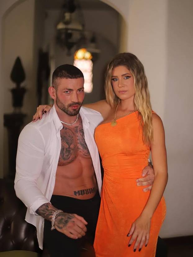 FOTO Ova mama bez grudnjaka je izazvala bijes u školi djeteta: 'Smeta im jer sam najljepša'