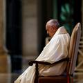 Papa Franjo bez prisutnosti vjernika predvodi križni put