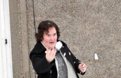 Susan Boyle grudala se s obožavateljima ispred kuće
