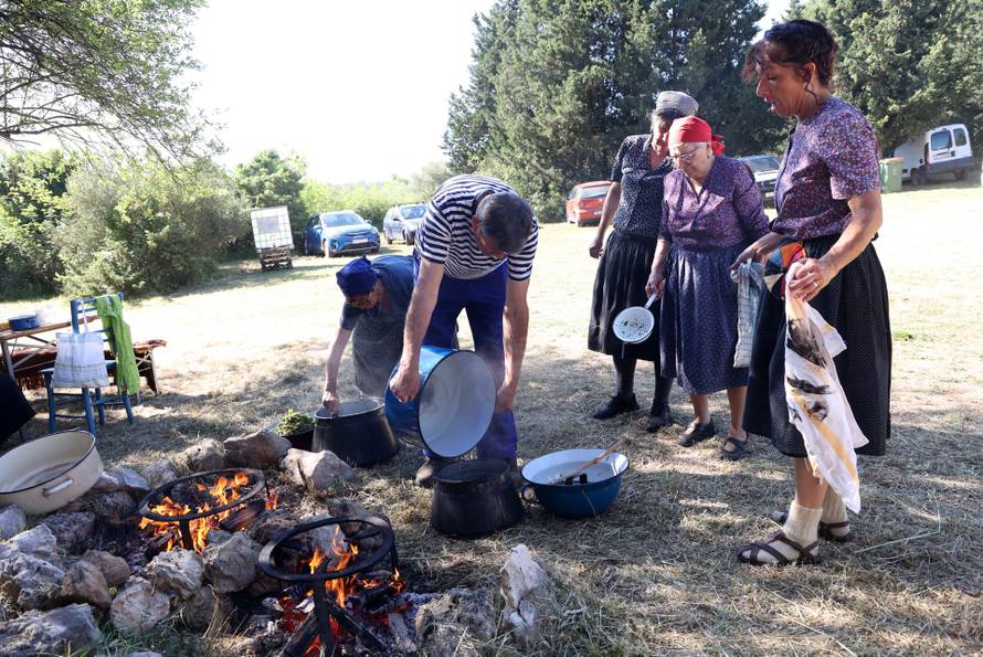 Vodice:Tradicionalni prvosvibanjski piknik u Rakitnici,spremanje divljeg zelja i pulente.
