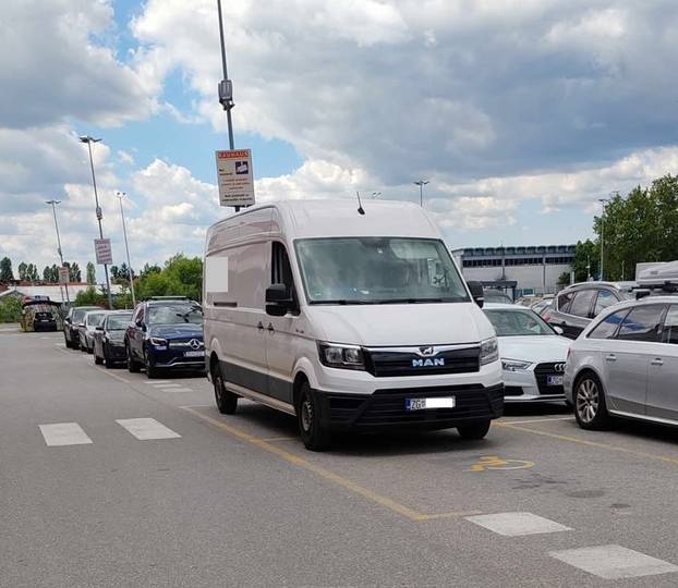 FOTO Ako trebate savjet kako (ne) parkirati, pogledajte ove bisere! Od ovoga boli glava