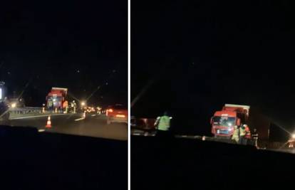VIDEO Vozač se kamionom zabio u ogradu nasred autoceste A3