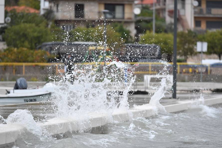 Zbog obilne kiše i juga poplavljene su prometnice Trogira i Čiova