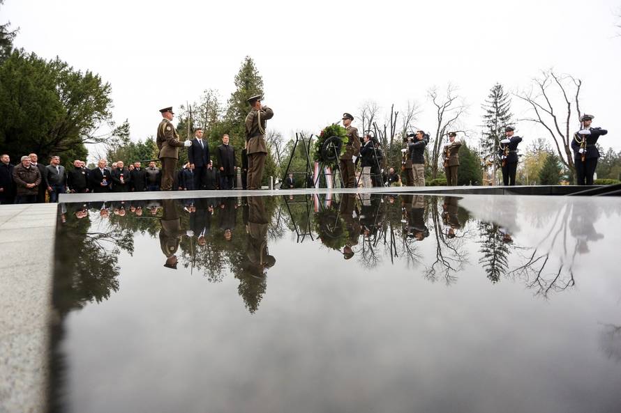 Zagreb: Državni vrh položio vijence povodom blagdana Svih svetih i Dušnog dana