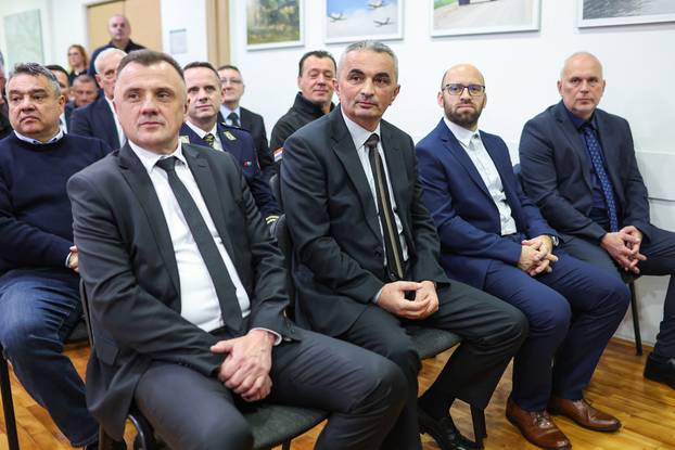 Zagreb: Ministar Tomo Medved uručio je braniteljske zahvalnice postrojbama iz Domovinskog rata