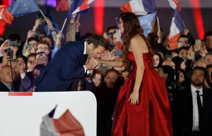 Macron poljubio ruku Egipćanki, dirnula ga je njezina izvedba