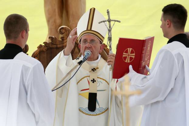Sarajevo: Papa svoj potrgani pastirski štap zalijepio ljepljivom trakom