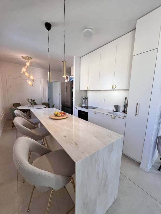 FOTO Naš poznati voditelj i žena mjesecima prodaju penthouse za skoro 400.000 eura! Zavirite