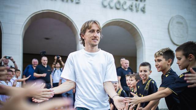 Luka Modrić stigao u Mostar na premijeru dokumentarnog filma "HŠK Zrinjski - Priča o ponosu"