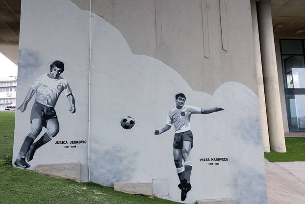 Split: Ususret 114. rođendanu Hajduka na zgradi Sveučilišta naslikani su murali nogometaša