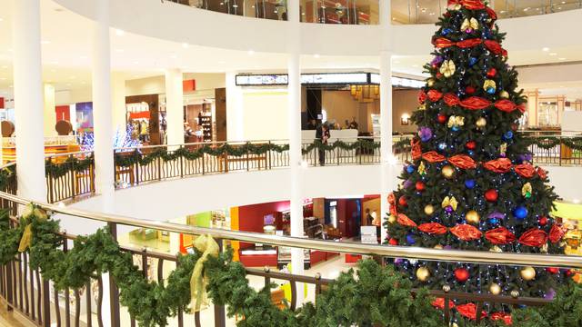 Image,Of,Big,Decorated,Christmas,Tree,In,The,Mall