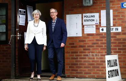 Britanci na izborima: Kandidati May i Corbin  su već glasovali