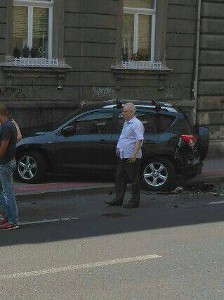Bivši predsjednik Ivo Josipović se zabio u parkirani automobil