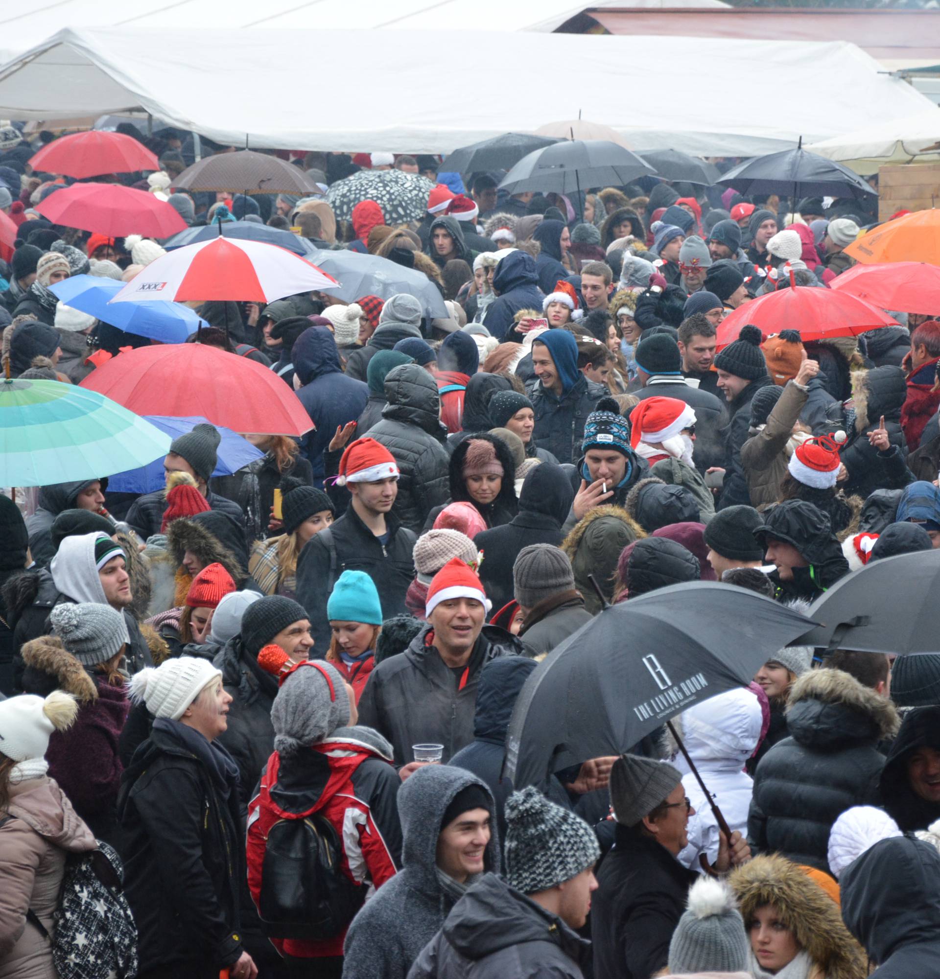Tisuće ljudi dočekale Novu u podne u Fužinama i Samoboru