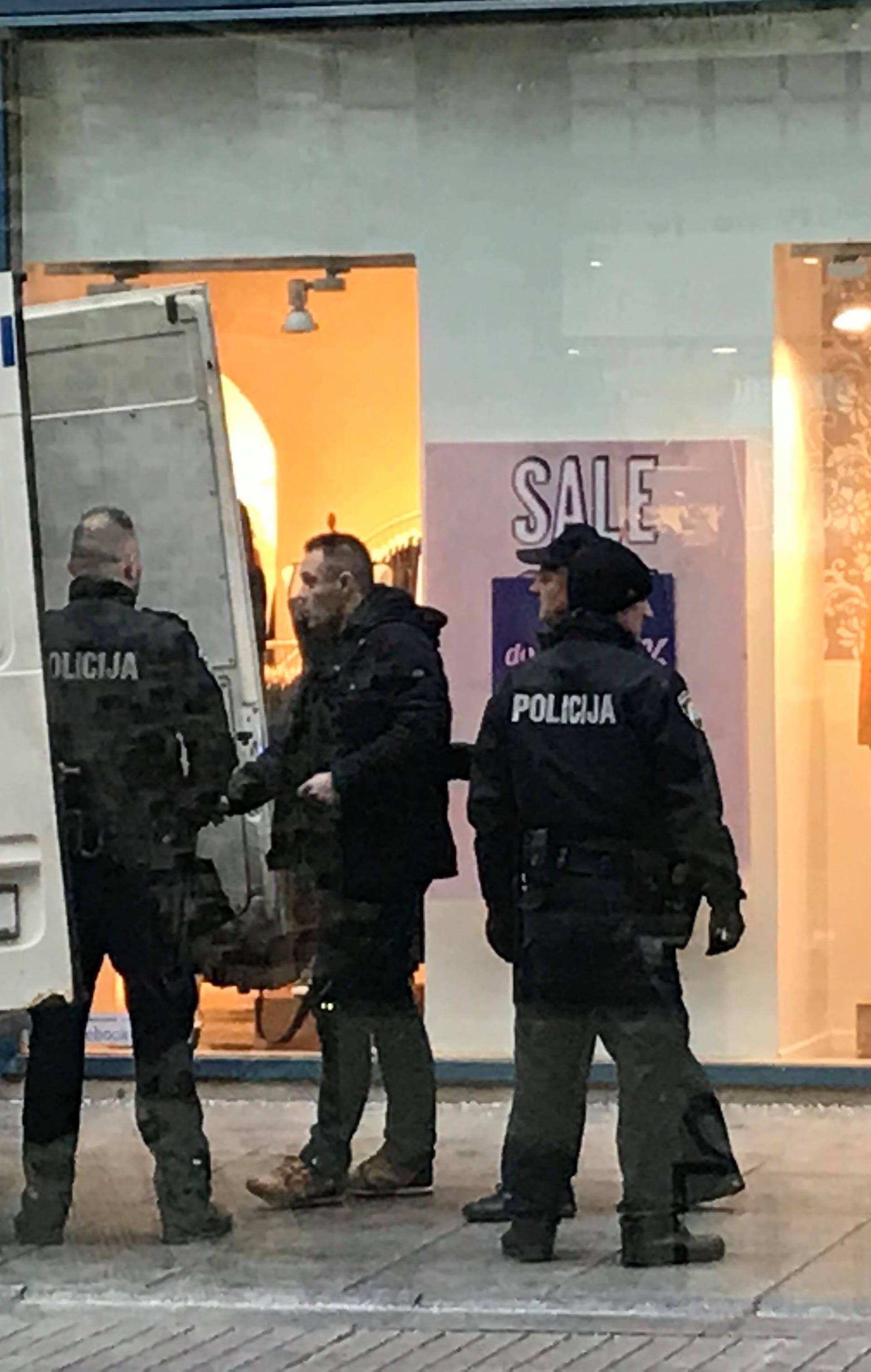 Muškarci se potukli kod kafića, policija ih okružila te privela