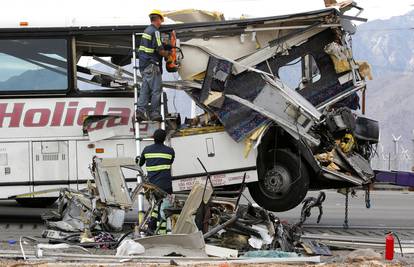 Sudarili se autobus i kamion: U stravičnoj nesreći 13 poginulih