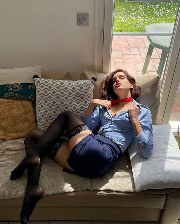 FOTO Seksi stjuardesa otkrila vruću naviku na dugim letovima