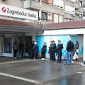 Pogledajte fotografije: Velike gužve pred bankama u Zagrebu